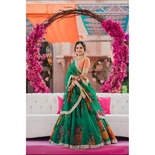 Sabyasachi Bride Wore A Maroon Lehenga, Paired It With Unique Emerald  Jewellery And Tassle 'Kaleera'